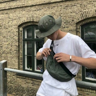 颓废伤感的qq动漫头像男生举牌子图片