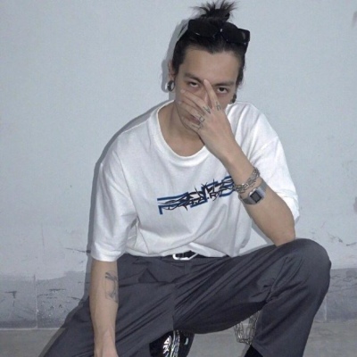 颓废伤感的qq动漫头像男生举牌子图片