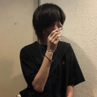 颓废伤感的qq动漫头像男生举牌子图片
