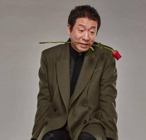 吐槽大会梁龙的手势什么意思 摇滚教母之前也是做美妆的