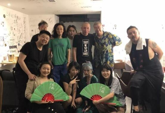 吐槽大会梁龙的手势什么意思 摇滚教母之前也是做美妆的图片