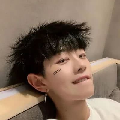 抖音衣服紫色的男生真人头像图片