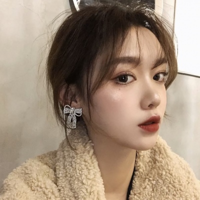 阳光活泼女生头像高清图片