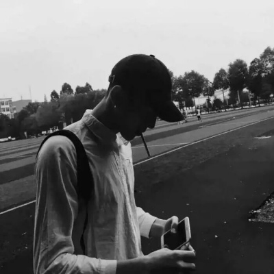 不太开心的男生头像图片