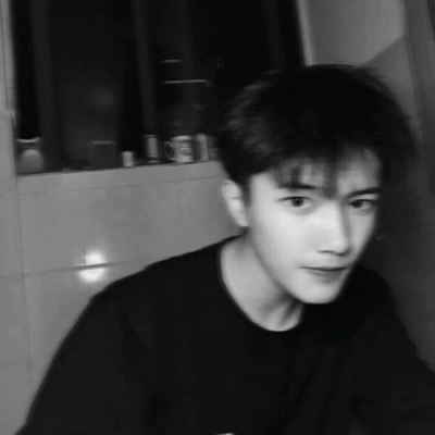 不太开心的男生头像图片