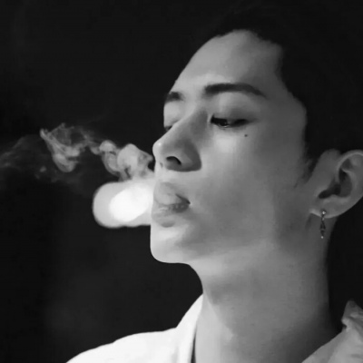 不太开心的男生头像图片