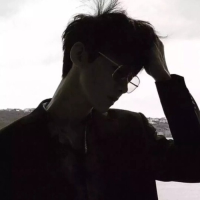 不太开心的男生头像图片