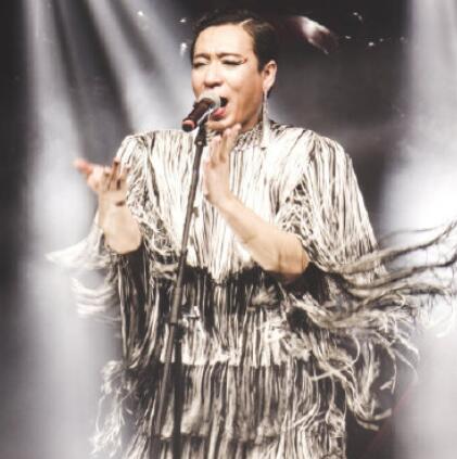 快乐大本营梁龙哪一期 褪去浓妆专心唱歌的样子好帅 图片