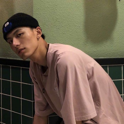 酷酷的男生的背影 头像带字伤感图片图片