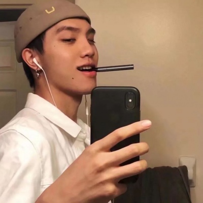 酷酷的男生的背影 头像带字伤感图片图片