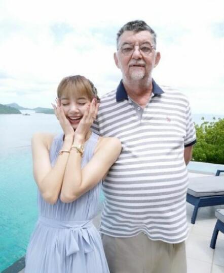 Lisa是泰国和哪的混血 Lisa的父亲不是泰国人吗图片
