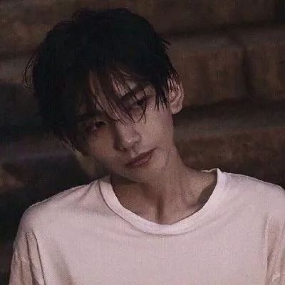 男生手握奶茶的头像图片