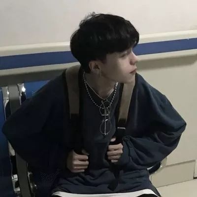 男生手握奶茶的头像图片
