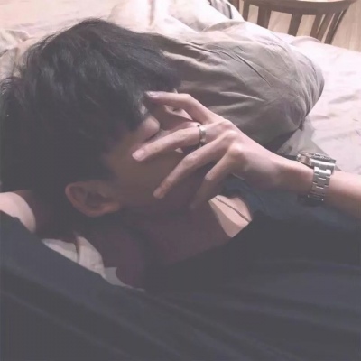 男生手握奶茶的头像图片