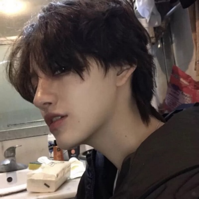 男生手握奶茶的头像图片