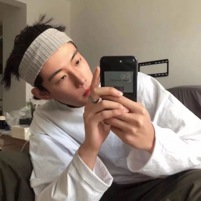 男生手握奶茶的头像图片