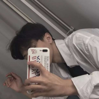 男生手握奶茶的头像图片