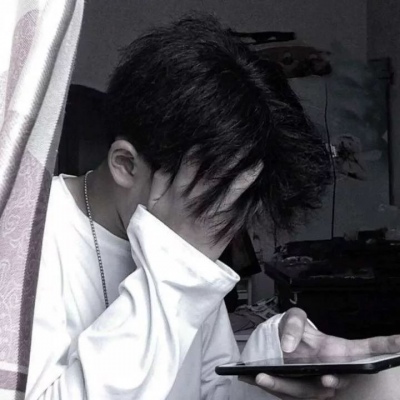 男生手握奶茶的头像图片