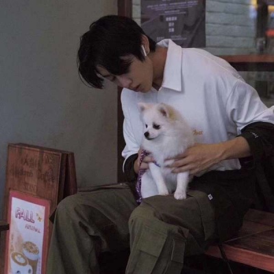 男生手握奶茶的头像图片
