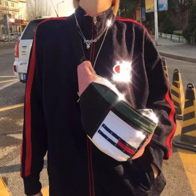 微信超酷部位帅气男生头像背影侧脸坐着图片