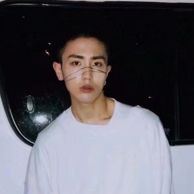 帅气玩游戏男生头像图片