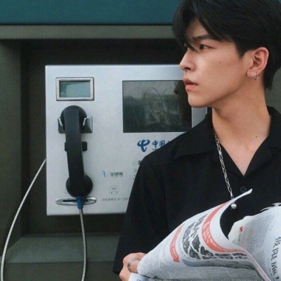 帅气玩游戏男生头像图片