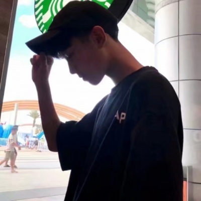 帅气玩游戏男生头像图片