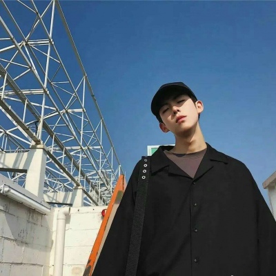 帅气玩游戏男生头像图片