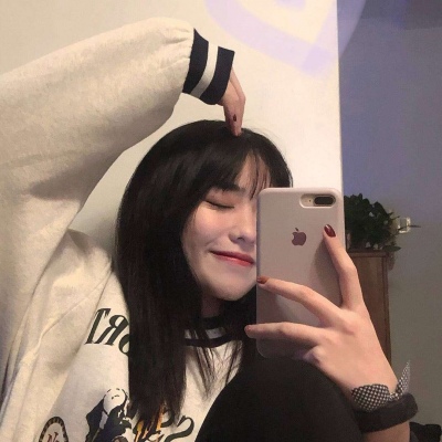 qq头像帽子低头女生