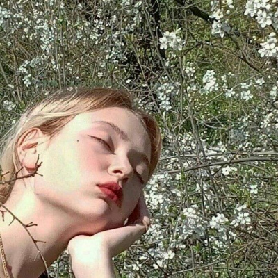 头像女生简单气质唯美图片