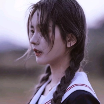 二次元麻花辫女生头像