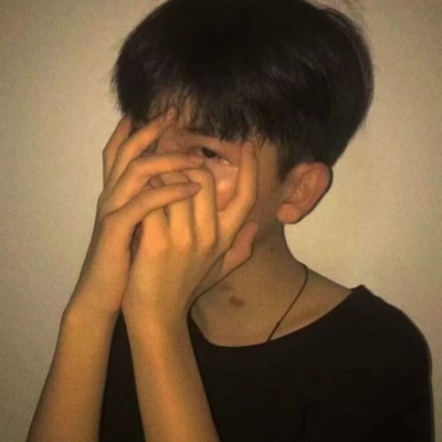 好看的一个男生咬袖子头像图片