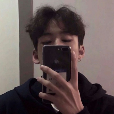好看的一个男生咬袖子头像图片