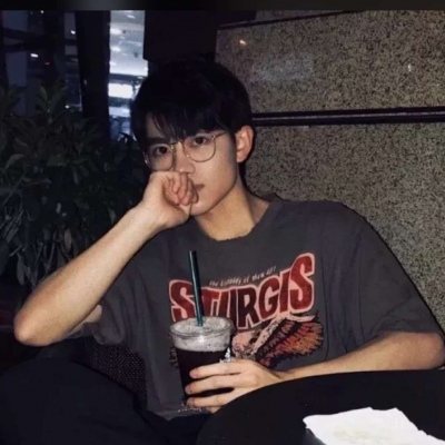 好看的一个男生咬袖子头像图片