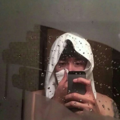 好看的一个男生咬袖子头像图片