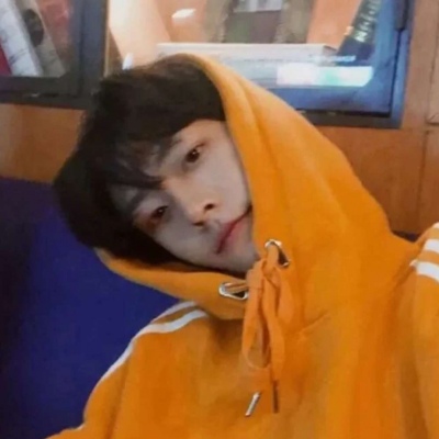好看的一个男生咬袖子头像图片