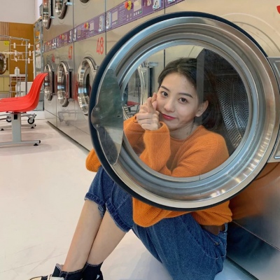 穿吊带衣的女生半身头像