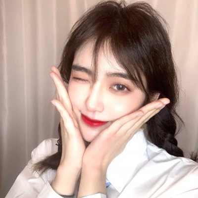 穿吊带衣的女生半身头像