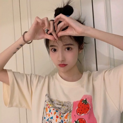 穿吊带衣的女生半身头像