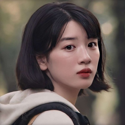 穿吊带衣的女生半身头像
