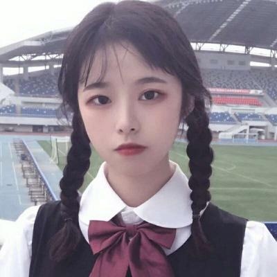 穿吊带衣的女生半身头像