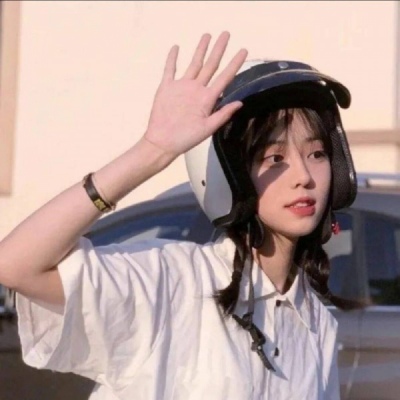 穿吊带衣的女生半身头像