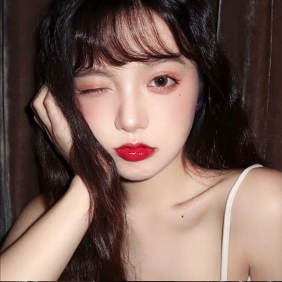 穿吊带衣的女生半身头像