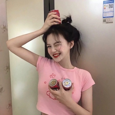 穿吊带衣的女生半身头像