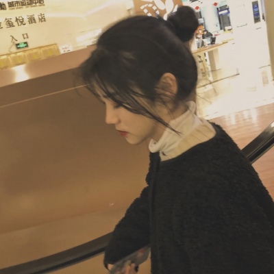 黑白动漫高冷女生头像图片