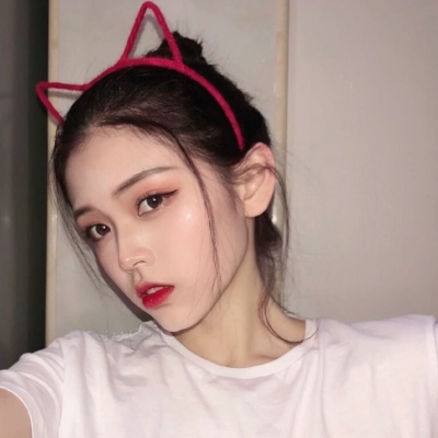 qq头像露肩唯美女生