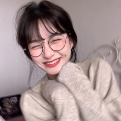 qq头像露肩唯美女生