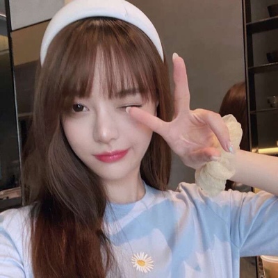 qq头像露肩唯美女生