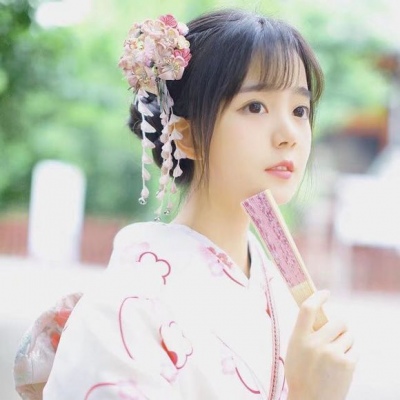 黑白唯美伤感女生头像图片