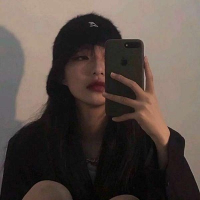 高冷头像女生黑白短发图片